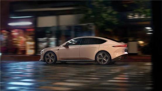 价格卷不动卷服务？雷军式营销再冲大热门，论招式传统车企输惨！