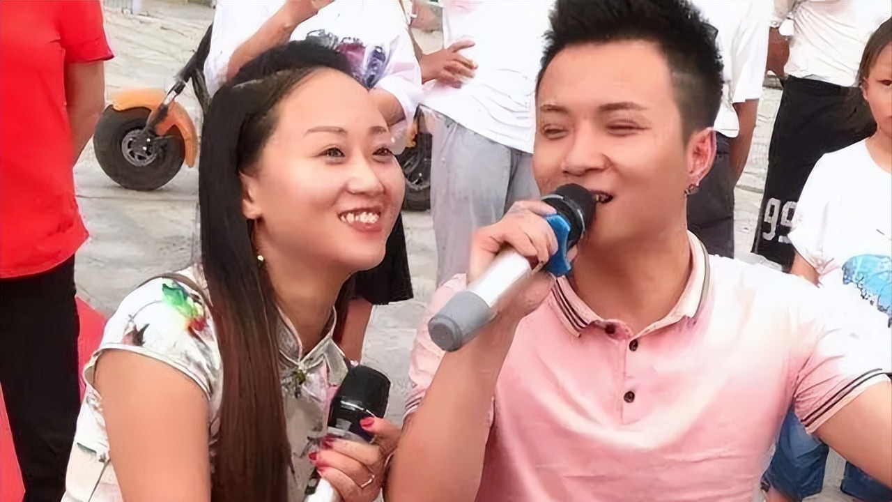 无腿丈夫出轨女粉丝，断臂妻子带孩子回老家，3年后结果大快人心