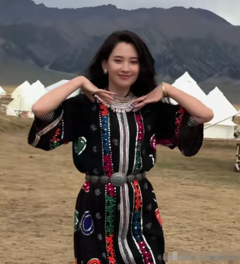 森林北穿异域风格的裙子好适合好漂亮呀！说实话论长相她长得真的挺大气的，工作也干得