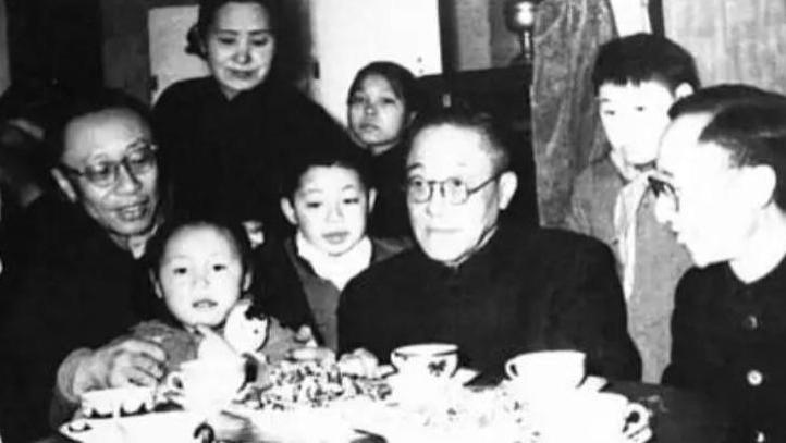 神秘的任命：1950年，摆摊大爷被毛主席重用，却从未见过他