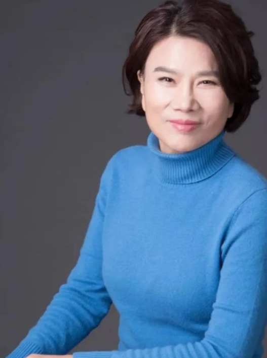 终于知道为什么董明珠丈夫去世将近30年，却一直没有再婚。
原因无非就是这三点
