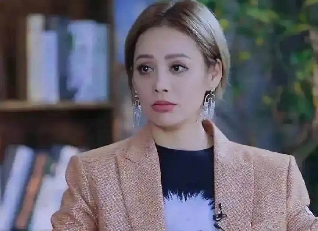 演员，宁静说，当年电视剧《孝庄秘史》的导演刘恺德找我演女主角时，我是拒绝的。因为