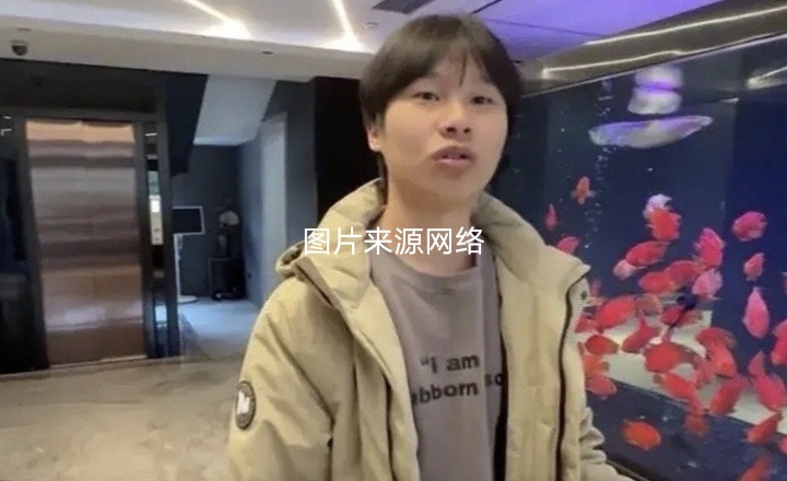 有个辣条品牌叫“麻辣王子”，你们吃过没？麻辣王子老板的儿子最近上热搜了。
3月1