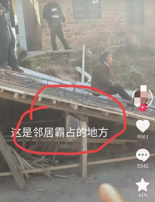 无良心邻居强行侵占我家土地，请大家来给我评评理。

湖南娄底一女子在网络发布视频