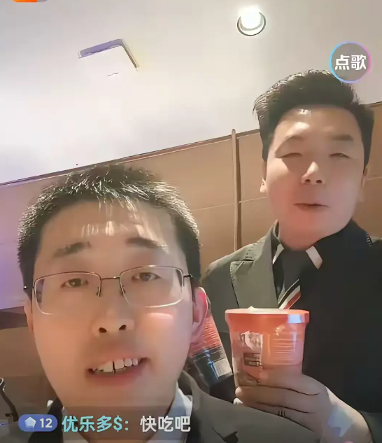 张兰和汪小菲被抖音封号以后
全国各地的麻六记，立即如火如荼的站起来直播了
最出圈