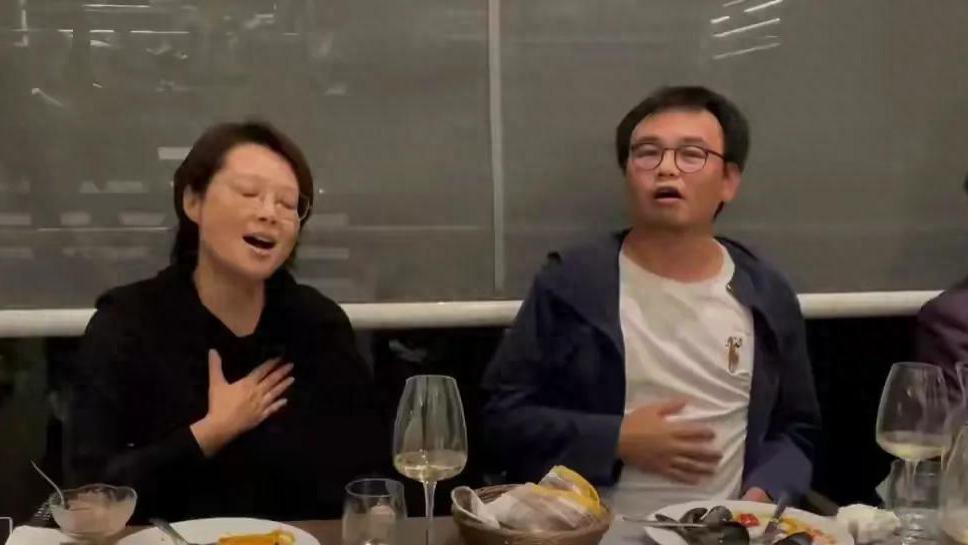 袁立和三婚老公参加聚会, 夫妻合唱好幸福，50岁袁立素颜风采依旧