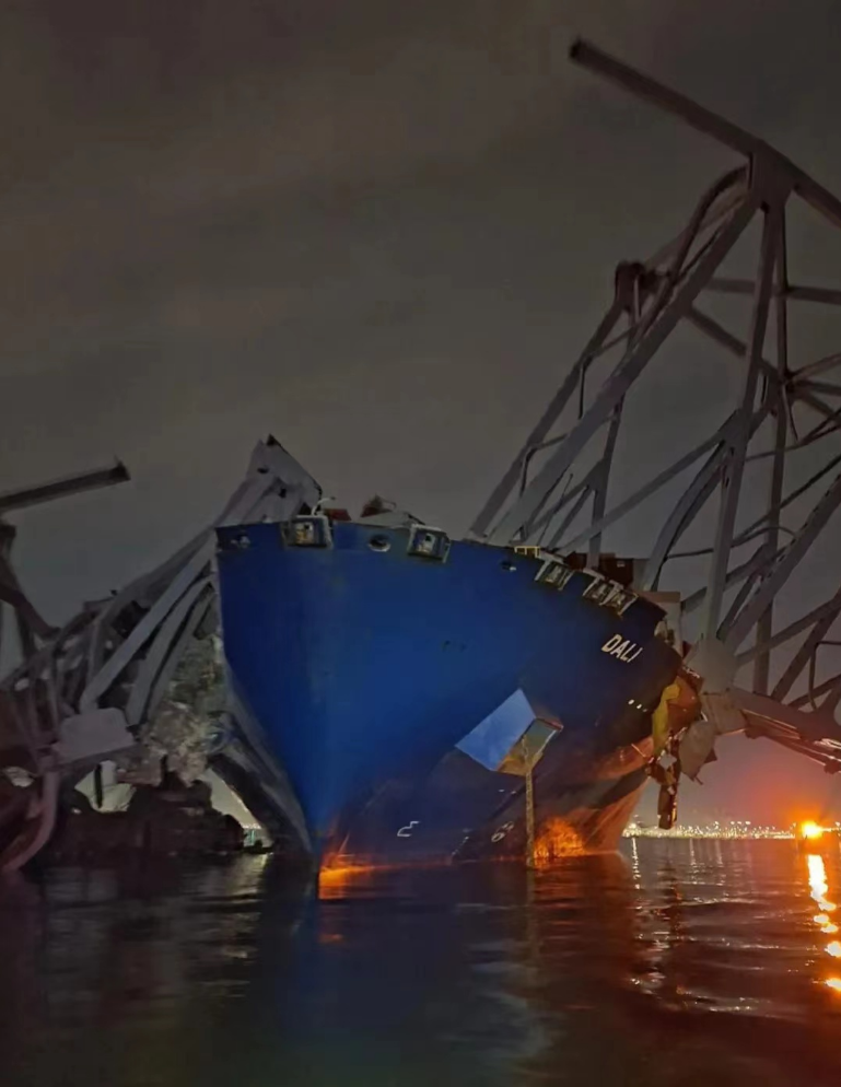 美国官方调查显示，在巴尔的摩大桥坍塌事故中，肇事船只“DALI”号上的全体22名