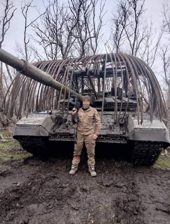 俄军T-72B3坦克“非洲脏辫”版防无人机设计引争议