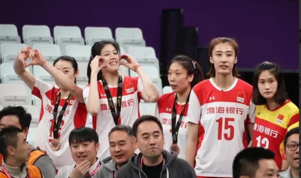 新赛季，天津女排16人最强阵容，看来冠军又是天津女排，名单如下：

1，李盈莹，