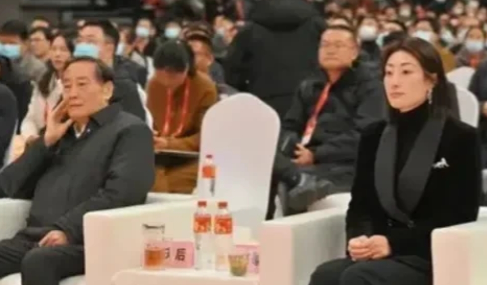 娃哈哈的宗馥莉被迫辞职了。有老爸在，不管国资，个人都给面子，没了老爸，宗馥莉什么