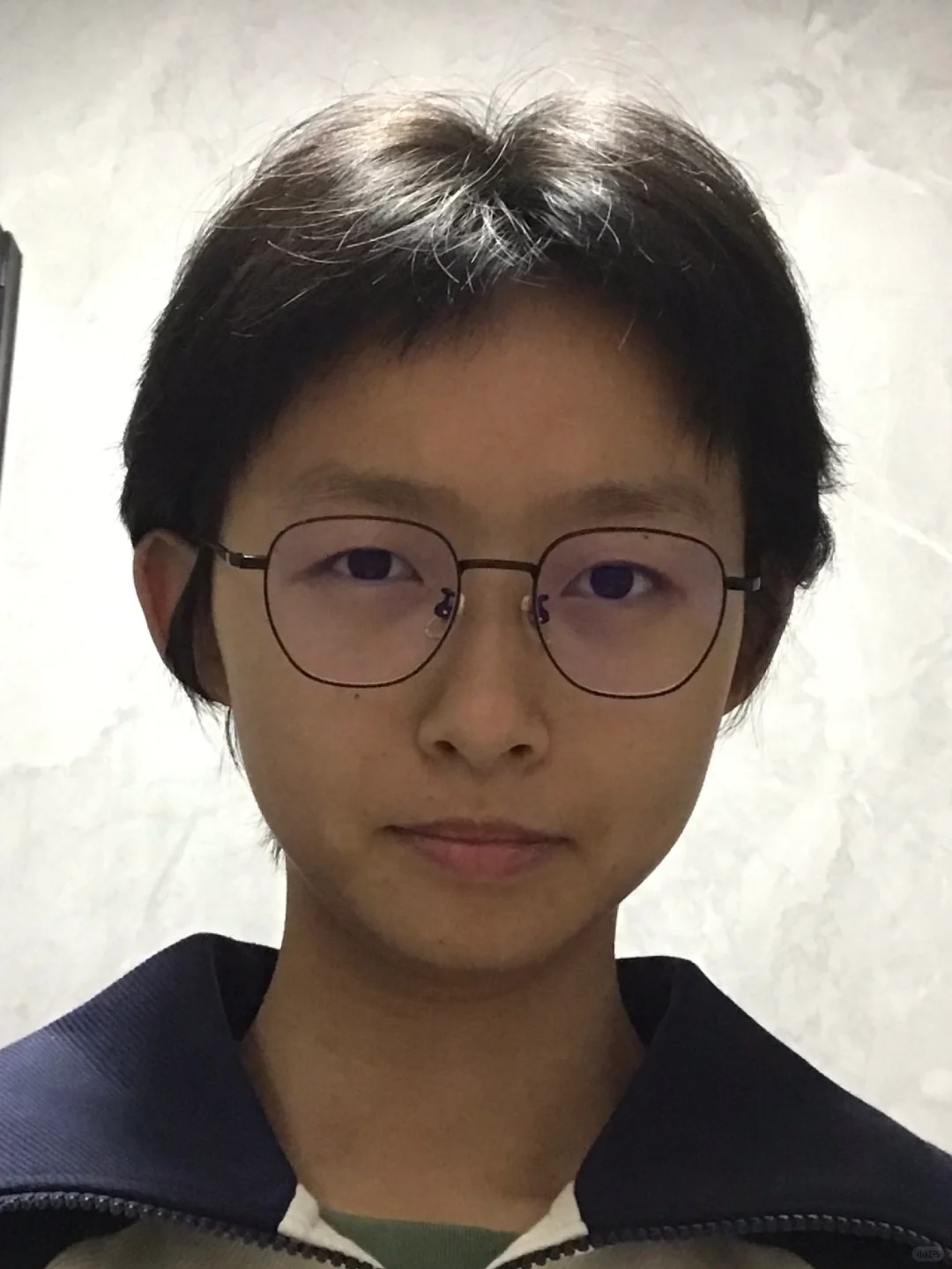 救命，好丑😩
普通人难以驾驭的短发
大小眼，左右脸不对称，有只眼睛斜的，
容貌