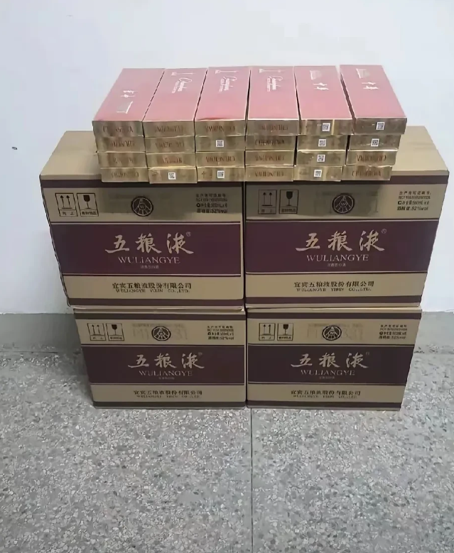 今天女儿带着认识两年的男朋友来家里了，第一次来我家，我发现男孩拿的礼品只有烟和酒