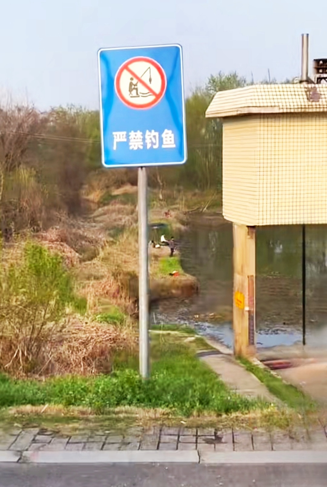 一般人读这个标识牌是“禁止钓鱼”，而让钓鱼佬读，那就是“此处有鱼”！