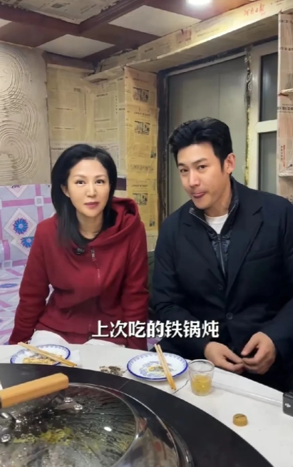 陆毅鲍蕾一家铁锅炖大鹅又造上了，两个女儿健康漂亮，财务自由的生活就是好啊
