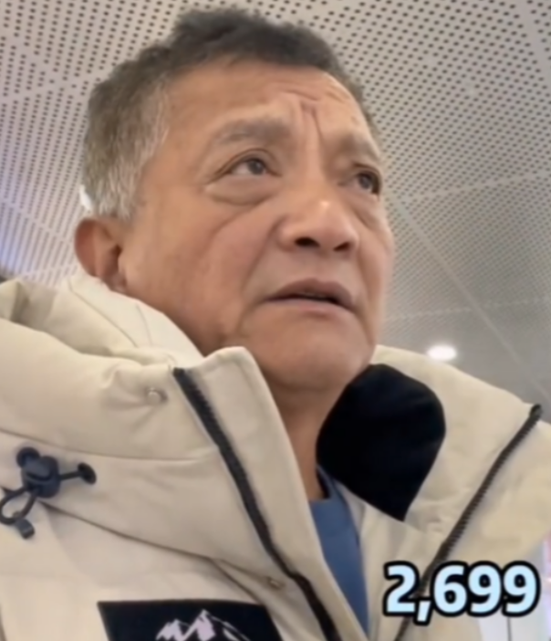 “我只是穷，又不是傻！”2023年，辽宁大爷老张，到奥莱商场买羽绒服，试了一款加