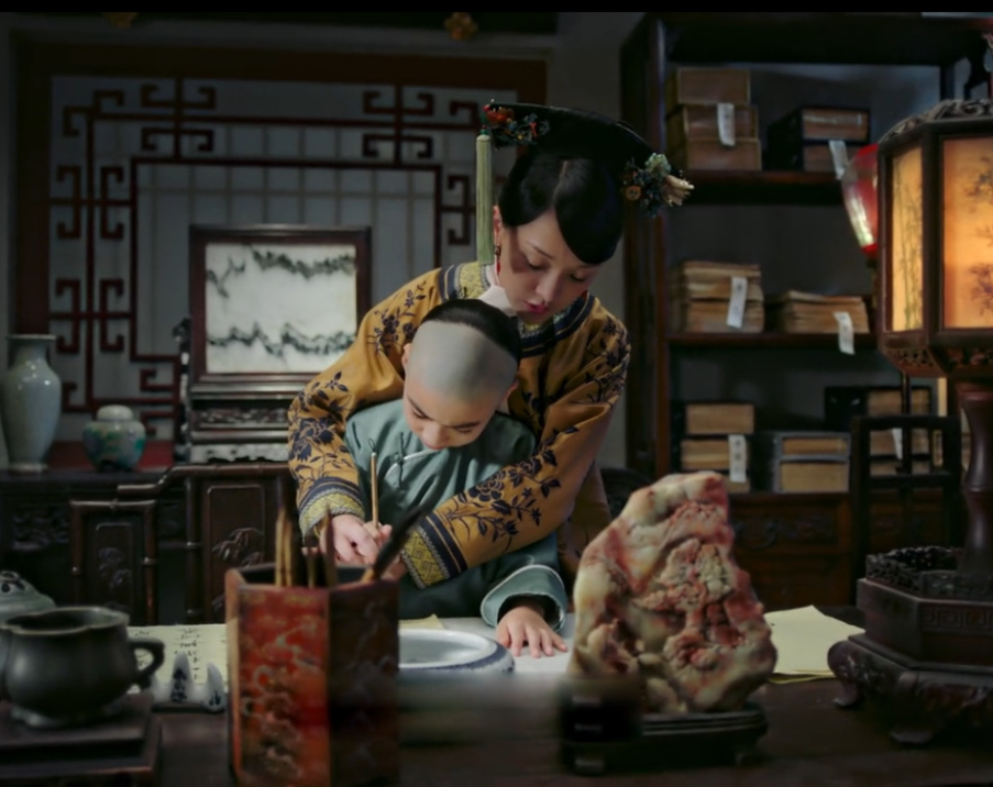 1727年，15岁的富察氏嫁给17岁的宝亲王弘历为福晋。新婚第二天，就有试 婚格
