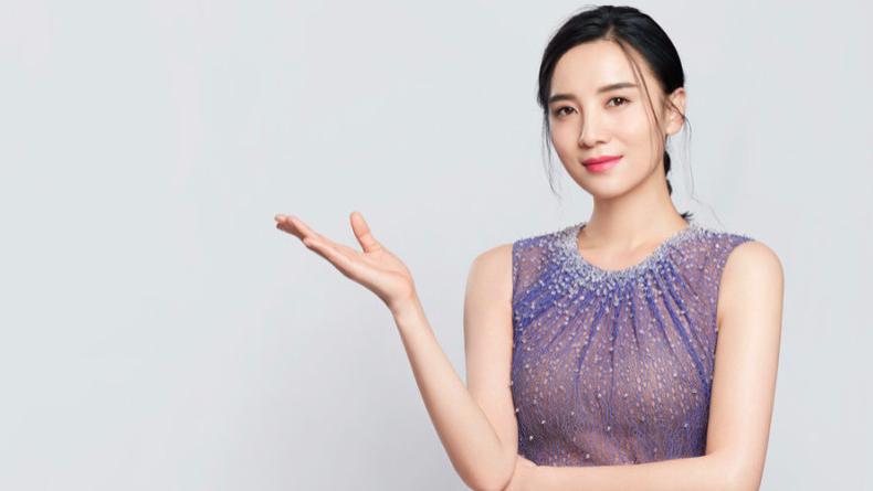 炸裂演技VS暖心善举，宋佳《山花烂漫时》后的“华丽转身”