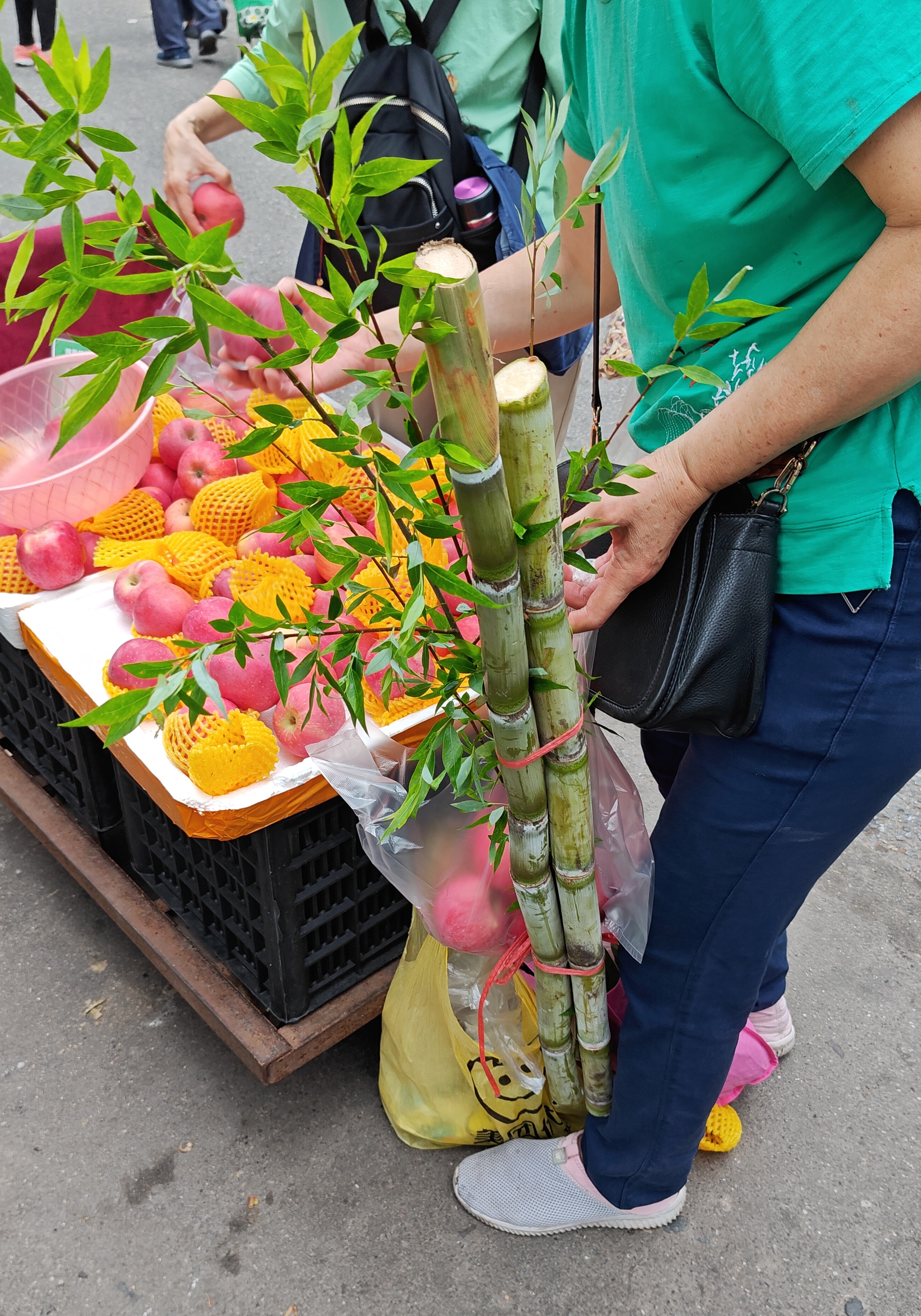 早晨，清明时节，主妇们都在采购拜祭用品，烧肉档和生鸡档排起长龙。正好拍到一个组合