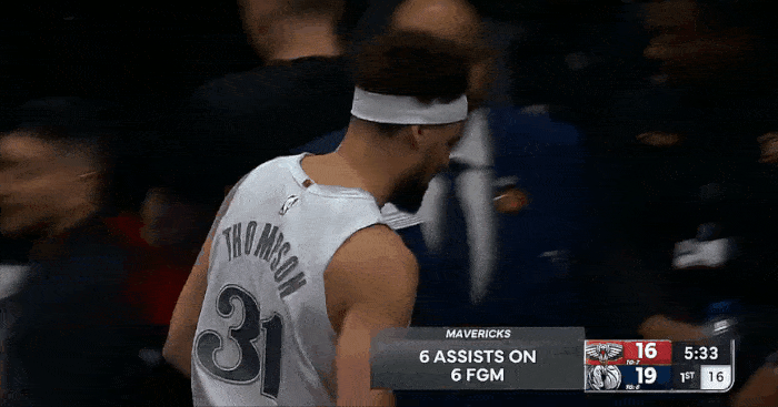闹肚子？克莱投个三分直接回更衣室了！
在今天NBA常规赛独行侠和鹈鹕的第一节比赛