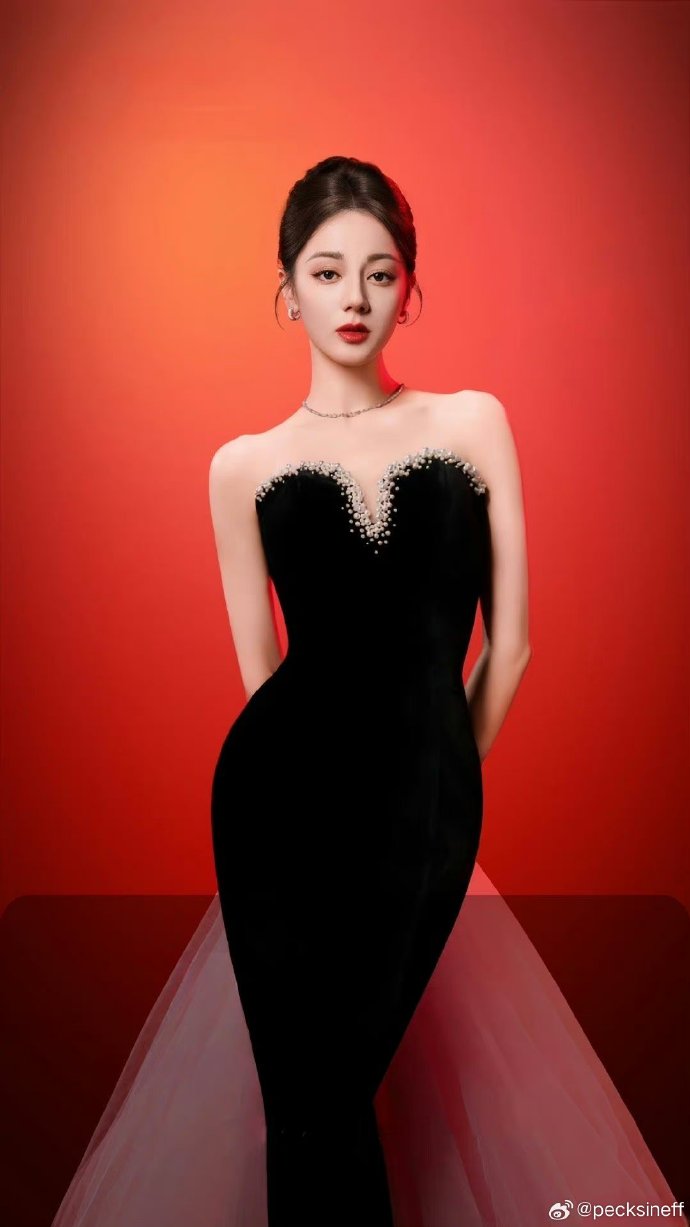 #迪丽热巴珍珠V领抹胸裙#我就好奇一件事，内娱哪个男星，配得上他。当初杨幂和刘恺