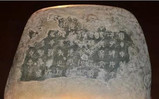 1948年底，蒋介石败走台湾，因为飞机超载，只得丢下10块大石头，没想到，这10