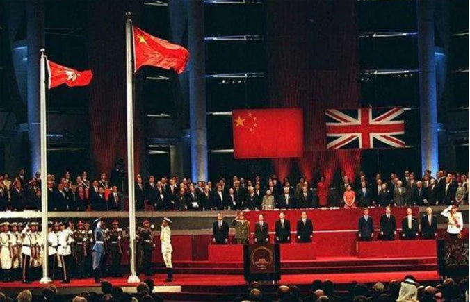 英国为啥对待香港不如马岛那么强硬呢？

因为当过老大帝国的才知道老大帝国是什么心