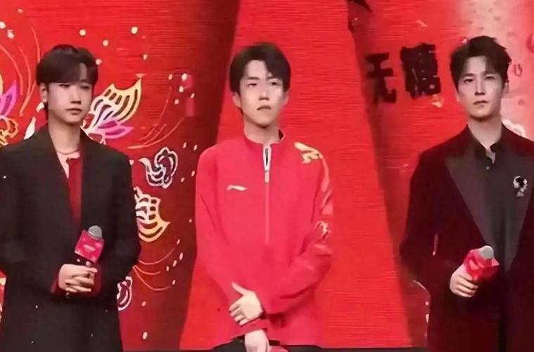 这情商当老总？可口可乐用人上也真是够可乐的！“霸道推开”王楚钦！
 
这个女人霸