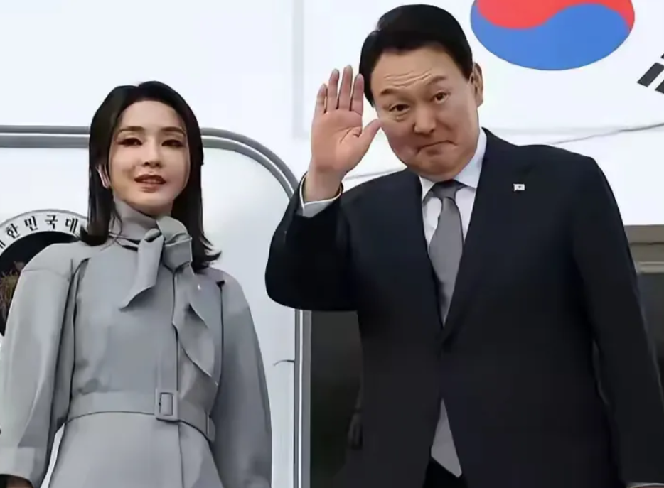 一夜之间，韩国三人的命运出现了惊天动地的转变：
 
1. 尹锡悦，就在刚刚不久，