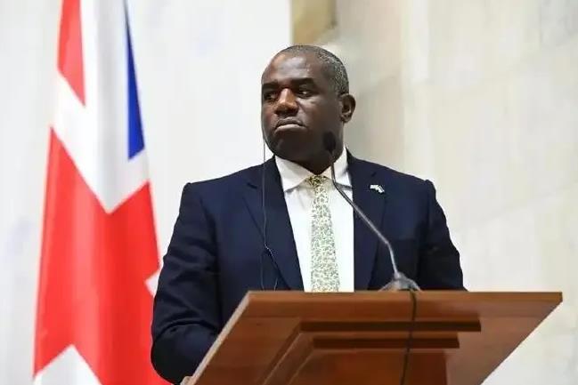 英国外交大臣拒绝谴责特朗普。

据法新社报道，英国外交大臣戴维·拉米9日拒绝谴责
