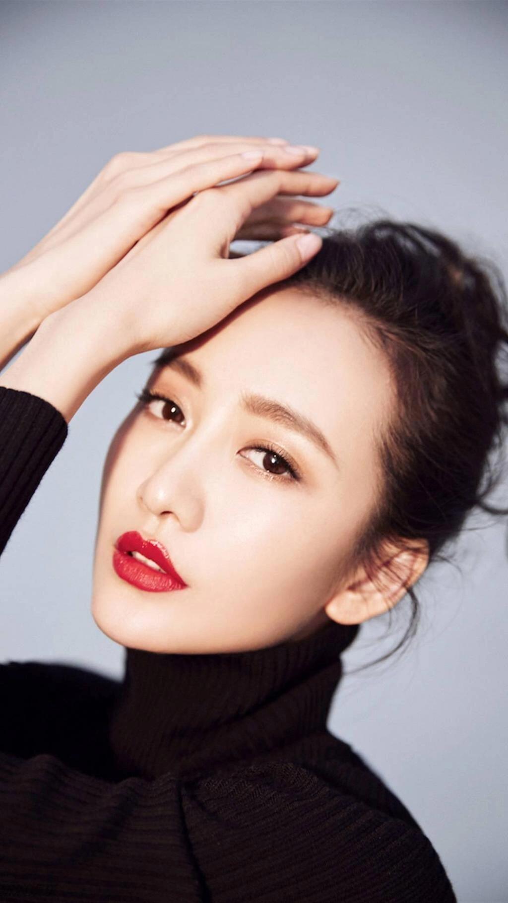 王鸥回归引热议，机场现身遭代拍狂热追捧！