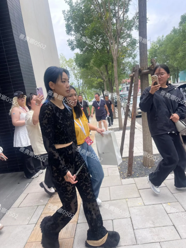 芭莎活动见到周笔畅了，本人好瘦啊，当年超级女声一脸呆萌可爱的她一转眼也快40岁了