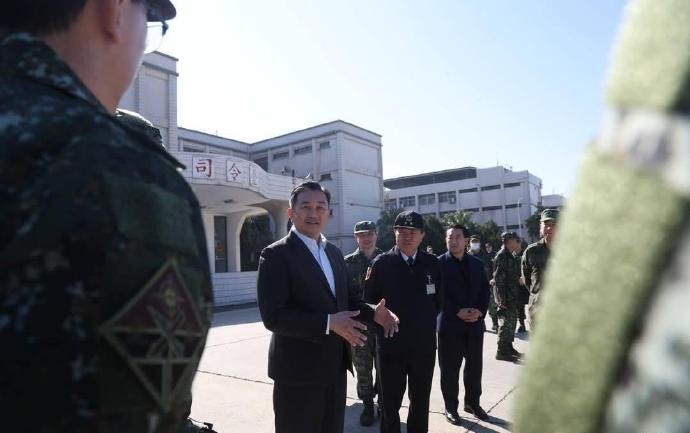 宝岛首批装备的海马斯正式公开亮相。#烽火问鼎计划##军事新闻##武器装备# ​