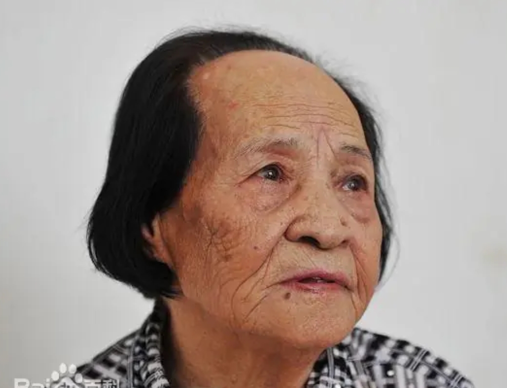 1944年，日军将一个光着身子的少女扔到了河边，临走时还踢了几脚，冬天的河水冰冷