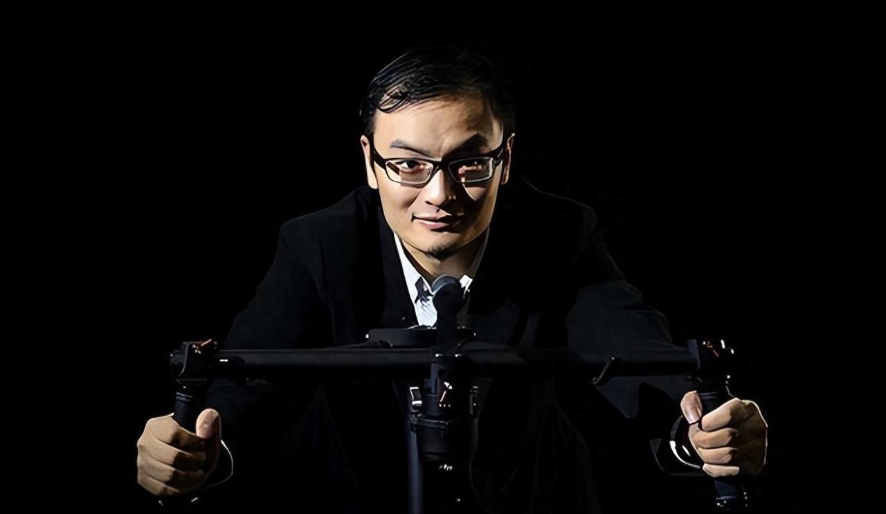 啥？美国竟然想罚他20亿？这口气咱不能忍！这家伙可牛了，硬是顶住压力，一毛钱都不
