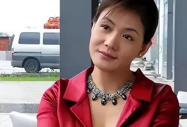 她拍戏30年过劳而死，上亿资产弟妹榨干