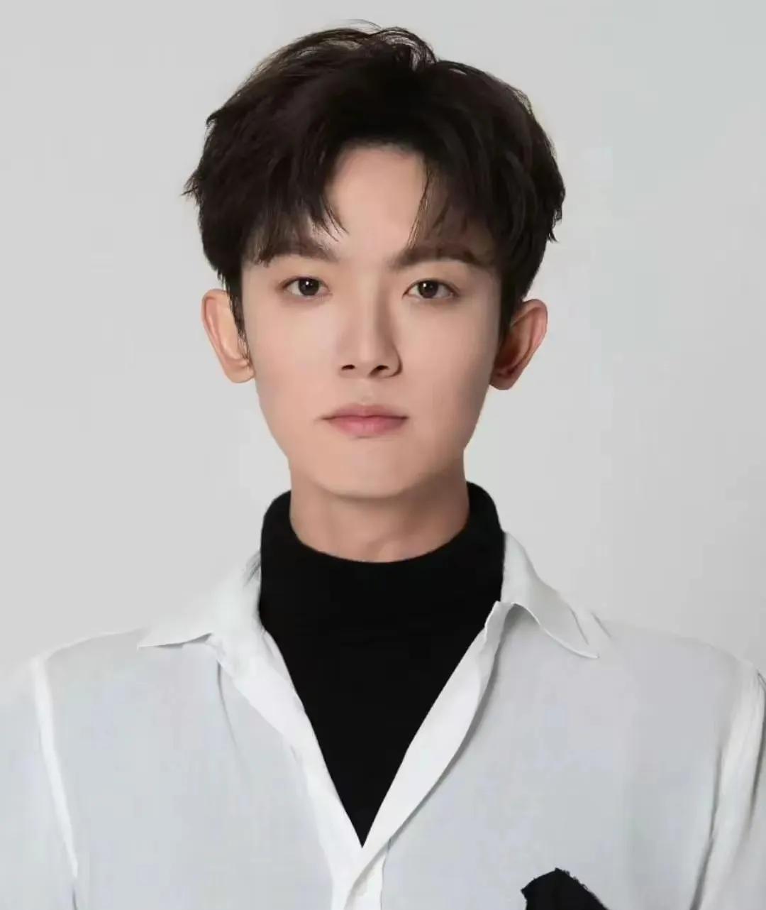 一个月前的李明德还是很多人口中反抗权威的“勇敢者”，现在就是个彻底的“疯子”了。