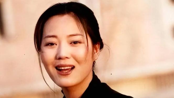 国家一级演员“王茜华”：45岁高龄为小丈夫生儿子，10年过去她后悔了吗？