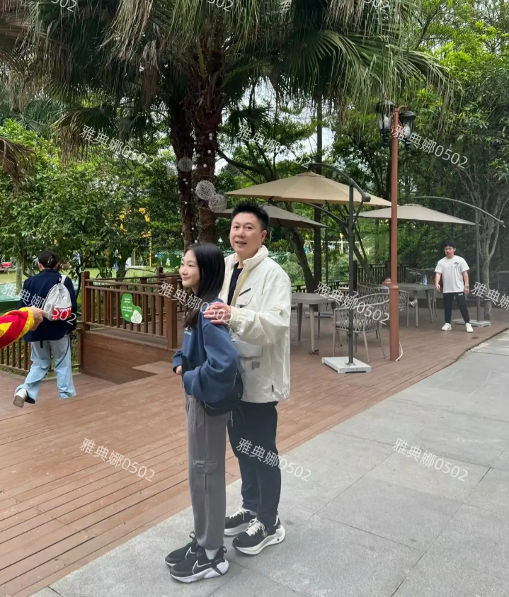 南宁偶遇李小鹏一家四口，奥莉长成大姑娘了，12岁的她个子不高，但脸小腿长腿长比例