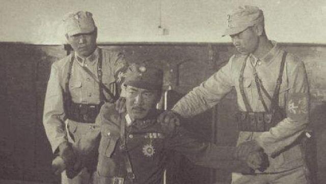 1938年1月10日，应蒋介石邀请，韩复榘去开封开会，副官抱住他的大腿不放，说此
