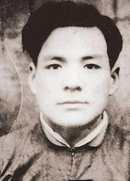 1943年，一个大汉奸在路边小解，农民王老汉用粪叉砸他的脑袋，汉奸顿时重伤倒地，