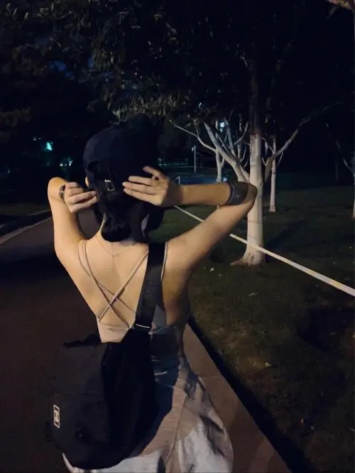 江苏，一位身材姣好的女子独自夜跑，大爷看到后起了色心，偷偷尾 随！到了人少的地方
