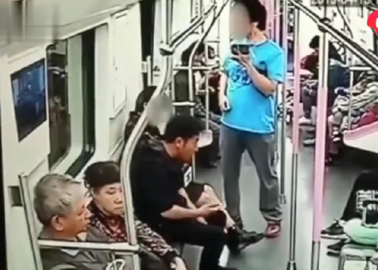 丢我们男人的脸！湖北武汉二号线车厢内，蓝衣男子见一女乘客年轻漂亮，于是主动搭讪索