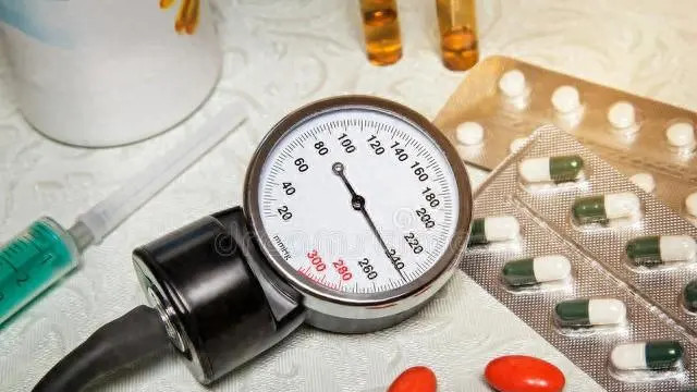 老年高血压，高到多少该服药，选择哪类药？2024新共识给出答案！