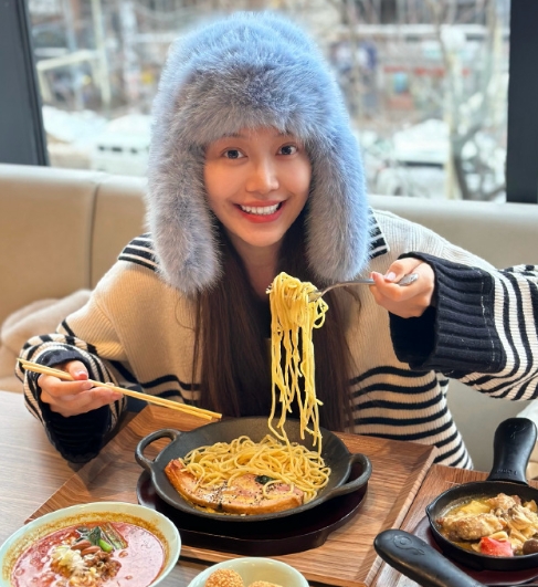 他问我帽子多少钱买的，我说50一天租的。他听完说，那我租2块钱的，说完抢走了。 