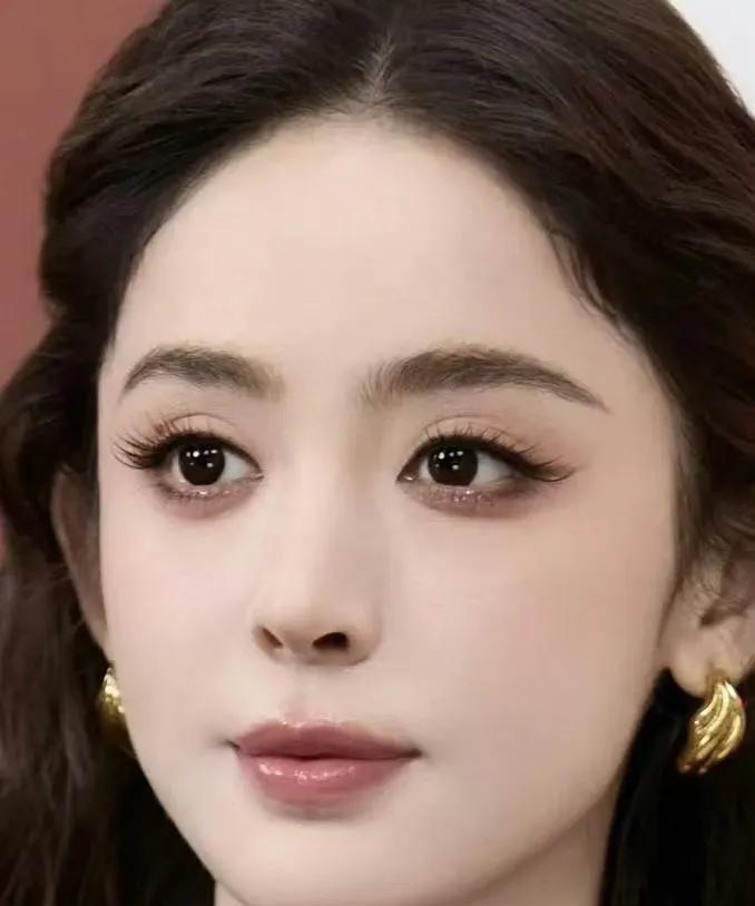 明明古力娜扎画了特别浓的妆，比如眼妆，但是妆容在她眼睛周遭显得很淡，不仔细看就跟