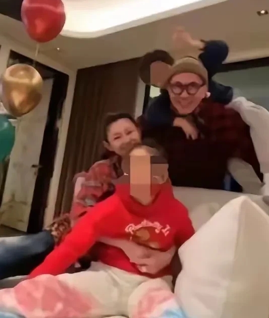 大S发给前任的图片，想不明白，这个女人在搞什么？

带着前任的孩子，和现任高兴团