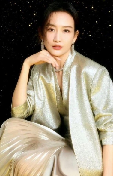 王鸥当妈后气质更出众！ 
穿西装配缎面裙，尽显曼妙身姿！