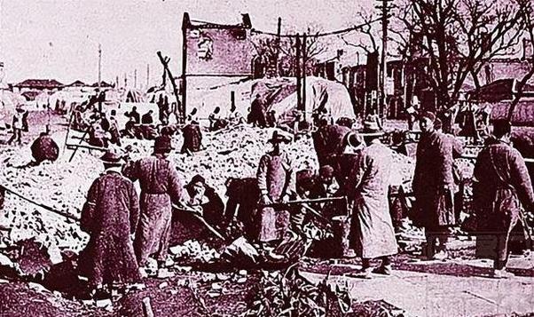 1945年日本投降后，在庭审汉奸的现场，李香兰被判处枪决。看着眼前的宣判书，她突