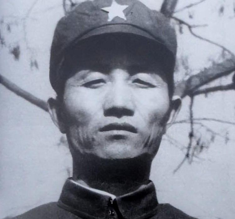 英雄不必非要完美，四野塔山阻击战的司令员程子华为何没有授衔？
有人说因为转到地方