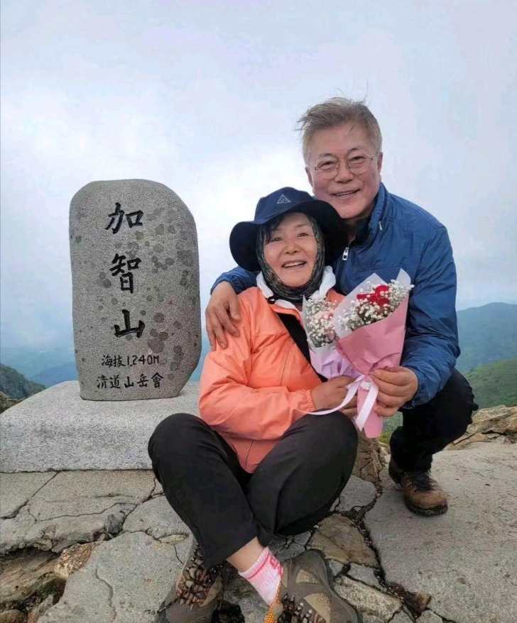 文在寅的夫人金正淑是一位声乐家，出生于1954年，毕业于庆熙大学。她与文在寅一同